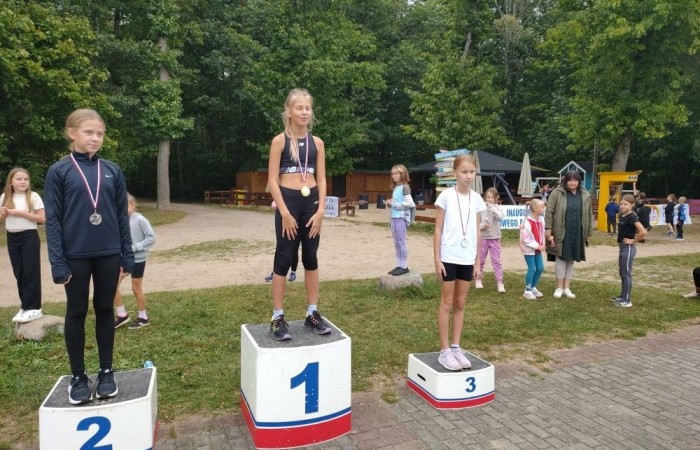 Park Ekologiczny przywitał nas trochę chłodną, dżdżystą ale lekkoatletyczną pogodą. Pierwsza sportowa impreza roku szkolnego 2022/2023 - Jesienne Biegi Przełajowe 12.09.2024 r. już za nami. Wzięliśmy w niej udział liczną grupą reprezentantów klas II – VIII. Łącznie w czternastu biegach przełajowych wystartowało 23 uczniów naszej szkoły – 15 dziewcząt i 8 chłopców. Oto najlepsze z uzyskanych wyników: Nikodem Werema – 3 miejsce w biegu kl. 2, Michalina Kulot – 2 miejsce w biegu kl. 4, Laura Szarszunowicz – 1 miejsce w biegu kl. 5, w biegu klas 6 Kacper Dembski - 1 miejsce, Igor Magrian – 2 miejsce, Wiktoria Rudzińska – 3 miejsce.