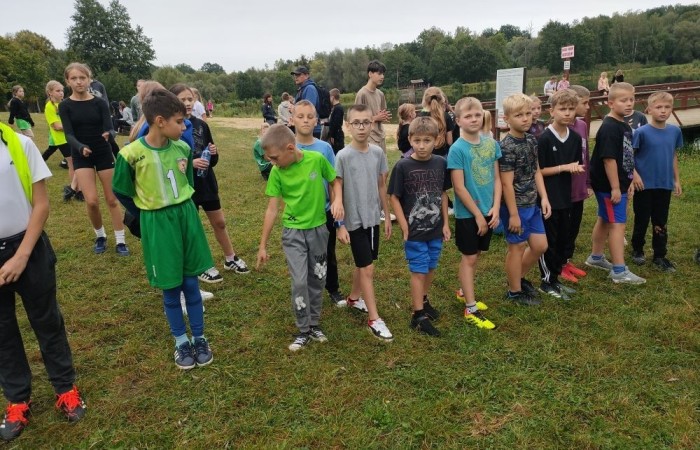 Park Ekologiczny przywitał nas trochę chłodną, dżdżystą ale lekkoatletyczną pogodą. Pierwsza sportowa impreza roku szkolnego 2022/2023 - Jesienne Biegi Przełajowe 12.09.2024 r. już za nami. Wzięliśmy w niej udział liczną grupą reprezentantów klas II – VIII. Łącznie w czternastu biegach przełajowych wystartowało 23 uczniów naszej szkoły – 15 dziewcząt i 8 chłopców. Oto najlepsze z uzyskanych wyników: Nikodem Werema – 3 miejsce w biegu kl. 2, Michalina Kulot – 2 miejsce w biegu kl. 4, Laura Szarszunowicz – 1 miejsce w biegu kl. 5, w biegu klas 6 Kacper Dembski - 1 miejsce, Igor Magrian – 2 miejsce, Wiktoria Rudzińska – 3 miejsce.