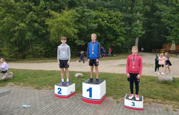 Park Ekologiczny przywitał nas trochę chłodną, dżdżystą ale lekkoatletyczną pogodą. Pierwsza sportowa impreza roku szkolnego 2022/2023 - Jesienne Biegi Przełajowe 12.09.2024 r. już za nami. Wzięliśmy w niej udział liczną grupą reprezentantów klas II – VIII. Łącznie w czternastu biegach przełajowych wystartowało 23 uczniów naszej szkoły – 15 dziewcząt i 8 chłopców. Oto najlepsze z uzyskanych wyników: Nikodem Werema – 3 miejsce w biegu kl. 2, Michalina Kulot – 2 miejsce w biegu kl. 4, Laura Szarszunowicz – 1 miejsce w biegu kl. 5, w biegu klas 6 Kacper Dembski - 1 miejsce, Igor Magrian – 2 miejsce, Wiktoria Rudzińska – 3 miejsce.