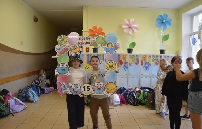W tym roku wyjątkowo, bo 16 września obchodziliśmy w naszej szkole Międzynarodowy Dzień Kropki – święto kreatywności, odwagi i odkrywania swoich talentów! Każdy uczeń miał okazję wziąć udział w inspirujących warsztatach, tworzyć niesamowite dzieła sztuki i przede wszystkim pokazać, że każda kropka ma znaczenie.