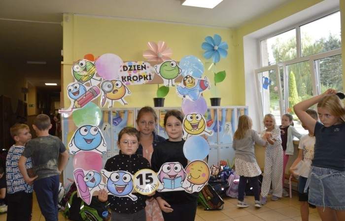 W tym roku wyjątkowo, bo 16 września obchodziliśmy w naszej szkole Międzynarodowy Dzień Kropki – święto kreatywności, odwagi i odkrywania swoich talentów! Każdy uczeń miał okazję wziąć udział w inspirujących warsztatach, tworzyć niesamowite dzieła sztuki i przede wszystkim pokazać, że każda kropka ma znaczenie.