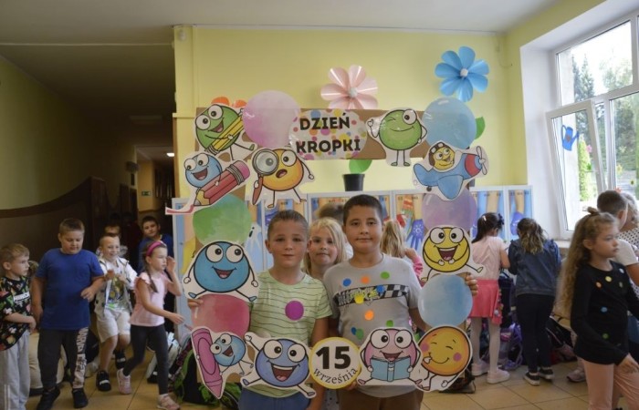 W tym roku wyjątkowo, bo 16 września obchodziliśmy w naszej szkole Międzynarodowy Dzień Kropki – święto kreatywności, odwagi i odkrywania swoich talentów! Każdy uczeń miał okazję wziąć udział w inspirujących warsztatach, tworzyć niesamowite dzieła sztuki i przede wszystkim pokazać, że każda kropka ma znaczenie.
