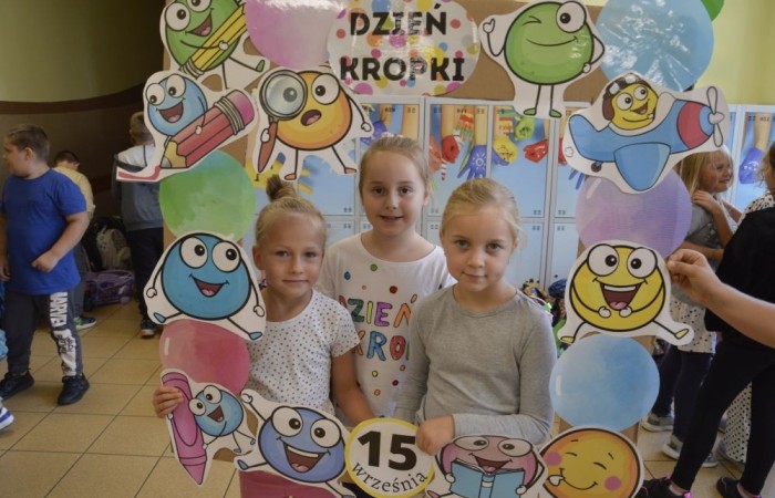 W tym roku wyjątkowo, bo 16 września obchodziliśmy w naszej szkole Międzynarodowy Dzień Kropki – święto kreatywności, odwagi i odkrywania swoich talentów! Każdy uczeń miał okazję wziąć udział w inspirujących warsztatach, tworzyć niesamowite dzieła sztuki i przede wszystkim pokazać, że każda kropka ma znaczenie.