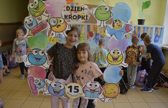 W tym roku wyjątkowo, bo 16 września obchodziliśmy w naszej szkole Międzynarodowy Dzień Kropki – święto kreatywności, odwagi i odkrywania swoich talentów! Każdy uczeń miał okazję wziąć udział w inspirujących warsztatach, tworzyć niesamowite dzieła sztuki i przede wszystkim pokazać, że każda kropka ma znaczenie.