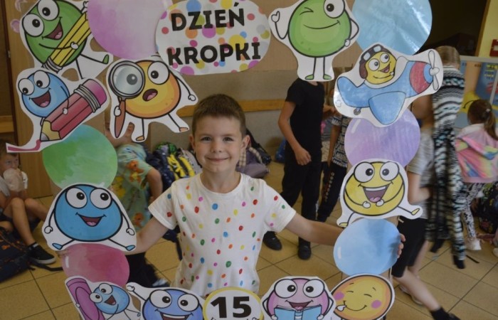 W tym roku wyjątkowo, bo 16 września obchodziliśmy w naszej szkole Międzynarodowy Dzień Kropki – święto kreatywności, odwagi i odkrywania swoich talentów! Każdy uczeń miał okazję wziąć udział w inspirujących warsztatach, tworzyć niesamowite dzieła sztuki i przede wszystkim pokazać, że każda kropka ma znaczenie.