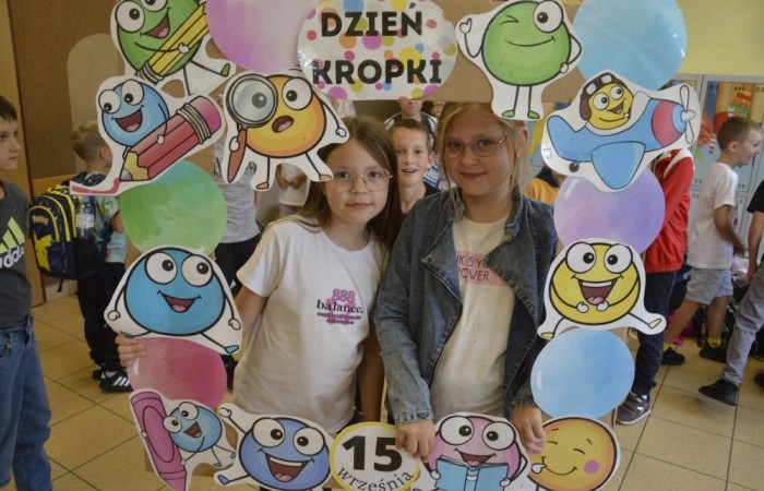 W tym roku wyjątkowo, bo 16 września obchodziliśmy w naszej szkole Międzynarodowy Dzień Kropki – święto kreatywności, odwagi i odkrywania swoich talentów! Każdy uczeń miał okazję wziąć udział w inspirujących warsztatach, tworzyć niesamowite dzieła sztuki i przede wszystkim pokazać, że każda kropka ma znaczenie.