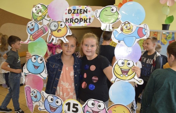 W tym roku wyjątkowo, bo 16 września obchodziliśmy w naszej szkole Międzynarodowy Dzień Kropki – święto kreatywności, odwagi i odkrywania swoich talentów! Każdy uczeń miał okazję wziąć udział w inspirujących warsztatach, tworzyć niesamowite dzieła sztuki i przede wszystkim pokazać, że każda kropka ma znaczenie.