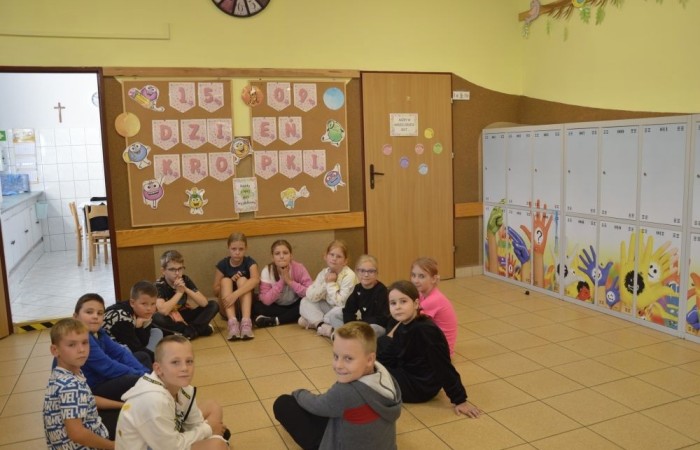 W tym roku wyjątkowo, bo 16 września obchodziliśmy w naszej szkole Międzynarodowy Dzień Kropki – święto kreatywności, odwagi i odkrywania swoich talentów! Każdy uczeń miał okazję wziąć udział w inspirujących warsztatach, tworzyć niesamowite dzieła sztuki i przede wszystkim pokazać, że każda kropka ma znaczenie.