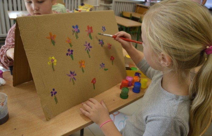 W tym roku wyjątkowo, bo 16 września obchodziliśmy w naszej szkole Międzynarodowy Dzień Kropki – święto kreatywności, odwagi i odkrywania swoich talentów! Każdy uczeń miał okazję wziąć udział w inspirujących warsztatach, tworzyć niesamowite dzieła sztuki i przede wszystkim pokazać, że każda kropka ma znaczenie.