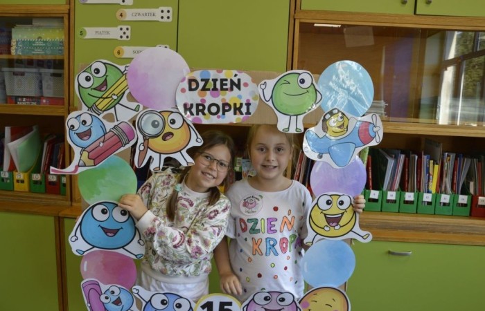 W tym roku wyjątkowo, bo 16 września obchodziliśmy w naszej szkole Międzynarodowy Dzień Kropki – święto kreatywności, odwagi i odkrywania swoich talentów! Każdy uczeń miał okazję wziąć udział w inspirujących warsztatach, tworzyć niesamowite dzieła sztuki i przede wszystkim pokazać, że każda kropka ma znaczenie.