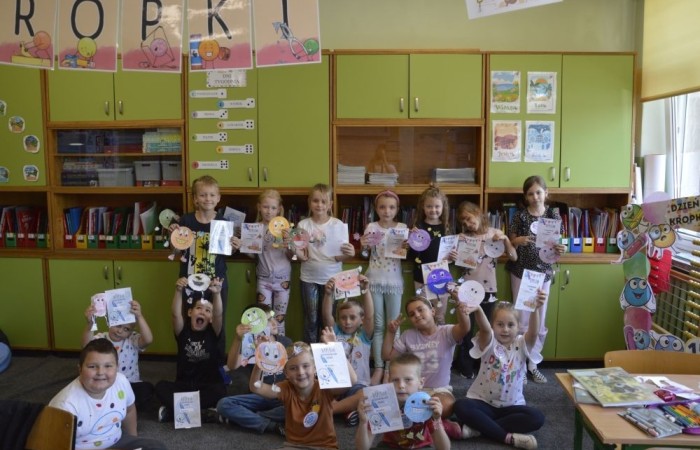 W tym roku wyjątkowo, bo 16 września obchodziliśmy w naszej szkole Międzynarodowy Dzień Kropki – święto kreatywności, odwagi i odkrywania swoich talentów! Każdy uczeń miał okazję wziąć udział w inspirujących warsztatach, tworzyć niesamowite dzieła sztuki i przede wszystkim pokazać, że każda kropka ma znaczenie.