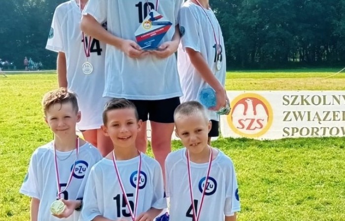 18 września 2024 r. w Miejskim Parku „Bażantarnia” w Elblągu odbyły się Powiatowe Zawody w Sztafetowych Biegach Przełajowych na dystansie 800 m dla dziewcząt i chłopców. Oficjalnego otwarcia dokonał Koordynator ds. Sportu Szkolnego Pan Janusz Pająk. Na starcie stanęło sześć szkół powiatu elblaskiego a poziom sportowy był bardzo wysoki. Uczestnicy sztafet wykazali się wielką ambicją i wolą walki. Reprezentacja chłopców naszej szkoły zajęła I miejsce. Skład drużyny zwycięskiej: Nikodem Werema, Wojciech Żabiński, Olaf Ekiel, Janek Nizniak, Kacper Dembski, Igor Magrian. Reprezentacja dziewcząt zajęła również I miejsce Skład drużyny zwycięskiej: Michalina Kulot, Pola Sylwanowicz, Laura Szarszunowicz, Wiktora Rudzińska, Weronika Jakubowska, Maja Hołub Rezerwa: Gajdamowicz Wiktoria Gratulujemy i życzymy dalszych sportowych sukcesów!!!