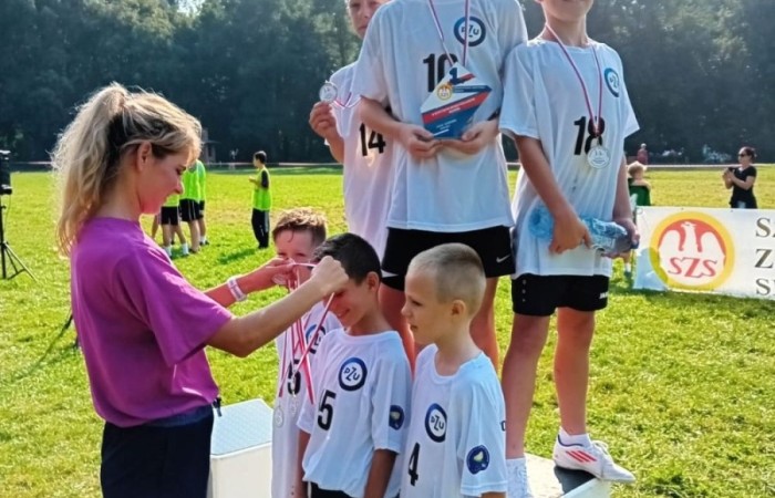 18 września 2024 r. w Miejskim Parku „Bażantarnia” w Elblągu odbyły się Powiatowe Zawody w Sztafetowych Biegach Przełajowych na dystansie 800 m dla dziewcząt i chłopców. Oficjalnego otwarcia dokonał Koordynator ds. Sportu Szkolnego Pan Janusz Pająk. Na starcie stanęło sześć szkół powiatu elblaskiego a poziom sportowy był bardzo wysoki. Uczestnicy sztafet wykazali się wielką ambicją i wolą walki. Reprezentacja chłopców naszej szkoły zajęła I miejsce. Skład drużyny zwycięskiej: Nikodem Werema, Wojciech Żabiński, Olaf Ekiel, Janek Nizniak, Kacper Dembski, Igor Magrian. Reprezentacja dziewcząt zajęła również I miejsce Skład drużyny zwycięskiej: Michalina Kulot, Pola Sylwanowicz, Laura Szarszunowicz, Wiktora Rudzińska, Weronika Jakubowska, Maja Hołub Rezerwa: Gajdamowicz Wiktoria Gratulujemy i życzymy dalszych sportowych sukcesów!!!