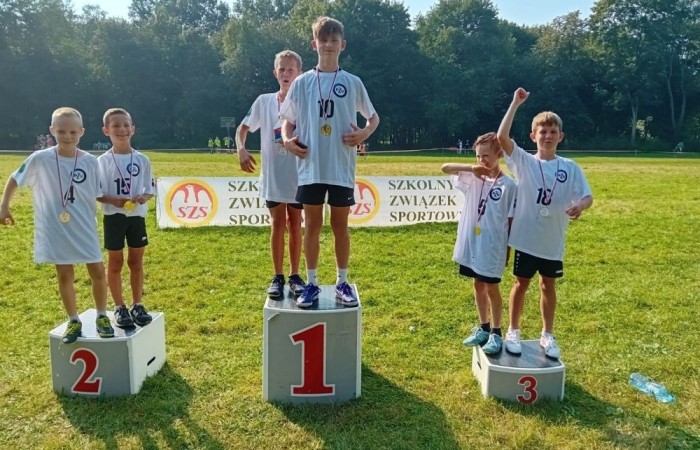 18 września 2024 r. w Miejskim Parku „Bażantarnia” w Elblągu odbyły się Powiatowe Zawody w Sztafetowych Biegach Przełajowych na dystansie 800 m dla dziewcząt i chłopców. Oficjalnego otwarcia dokonał Koordynator ds. Sportu Szkolnego Pan Janusz Pająk. Na starcie stanęło sześć szkół powiatu elblaskiego a poziom sportowy był bardzo wysoki. Uczestnicy sztafet wykazali się wielką ambicją i wolą walki. Reprezentacja chłopców naszej szkoły zajęła I miejsce. Skład drużyny zwycięskiej: Nikodem Werema, Wojciech Żabiński, Olaf Ekiel, Janek Nizniak, Kacper Dembski, Igor Magrian. Reprezentacja dziewcząt zajęła również I miejsce Skład drużyny zwycięskiej: Michalina Kulot, Pola Sylwanowicz, Laura Szarszunowicz, Wiktora Rudzińska, Weronika Jakubowska, Maja Hołub Rezerwa: Gajdamowicz Wiktoria Gratulujemy i życzymy dalszych sportowych sukcesów!!!