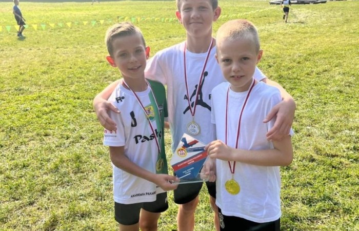 18 września 2024 r. w Miejskim Parku „Bażantarnia” w Elblągu odbyły się Powiatowe Zawody w Sztafetowych Biegach Przełajowych na dystansie 800 m dla dziewcząt i chłopców. Oficjalnego otwarcia dokonał Koordynator ds. Sportu Szkolnego Pan Janusz Pająk. Na starcie stanęło sześć szkół powiatu elblaskiego a poziom sportowy był bardzo wysoki. Uczestnicy sztafet wykazali się wielką ambicją i wolą walki. Reprezentacja chłopców naszej szkoły zajęła I miejsce. Skład drużyny zwycięskiej: Nikodem Werema, Wojciech Żabiński, Olaf Ekiel, Janek Nizniak, Kacper Dembski, Igor Magrian. Reprezentacja dziewcząt zajęła również I miejsce Skład drużyny zwycięskiej: Michalina Kulot, Pola Sylwanowicz, Laura Szarszunowicz, Wiktora Rudzińska, Weronika Jakubowska, Maja Hołub Rezerwa: Gajdamowicz Wiktoria Gratulujemy i życzymy dalszych sportowych sukcesów!!!