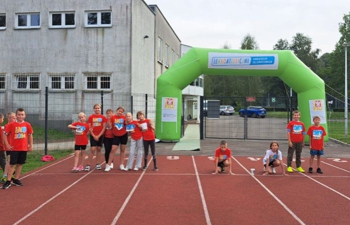 Dzisiaj braliśmy udział w zawodach lekkoatletycznych pod projektem Lekkoatletyczne Nadzieje Olimpijskie w Olsztynie. Uczestniczylismy w konkurencjach: bieg na 60 m, skok w dal oraz rzut piłeczką palantową. Nie zdobyliśmy znaczących miejsc, ale bawiliśmy się świetnie! Wracamy do domu zmęczeni ale Szczęśliwi.