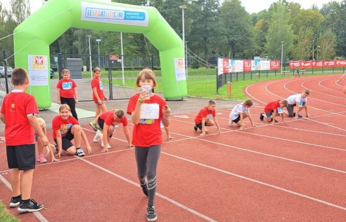 Dzisiaj braliśmy udział w zawodach lekkoatletycznych pod projektem Lekkoatletyczne Nadzieje Olimpijskie w Olsztynie. Uczestniczylismy w konkurencjach: bieg na 60 m, skok w dal oraz rzut piłeczką palantową. Nie zdobyliśmy znaczących miejsc, ale bawiliśmy się świetnie! Wracamy do domu zmęczeni ale Szczęśliwi.