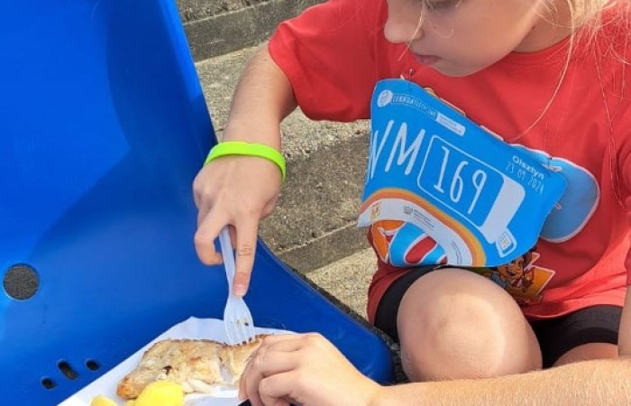 Dzisiaj braliśmy udział w zawodach lekkoatletycznych pod projektem Lekkoatletyczne Nadzieje Olimpijskie w Olsztynie. Uczestniczylismy w konkurencjach: bieg na 60 m, skok w dal oraz rzut piłeczką palantową. Nie zdobyliśmy znaczących miejsc, ale bawiliśmy się świetnie! Wracamy do domu zmęczeni ale Szczęśliwi.