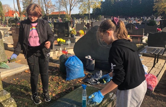 Wraz z końcem listopada w naszej szkole odbyła się zbiórka zniczy, które zapłonęły na zapomnianych grobach. Uczniowie klasy 7c podczas wizyty na cmentarzu uporządkowali opuszczone i zaniedbane groby, zapalili na nich znicze. Podczas porządkowania cmentarza była okazja do pomocy starszym ludziom sprzątającym na grobach swoich bliskich. Wyjście na cmentarz było też okazją do wspominania naszych bliskich którzy już odeszli. Akcję Światełko Pamięci zorganizował Szkolny Klub Wolontariatu i Samorząd Uczniowski. Akcję sprzątania grobów przygotowała i przeprowadziła klasa 7c.