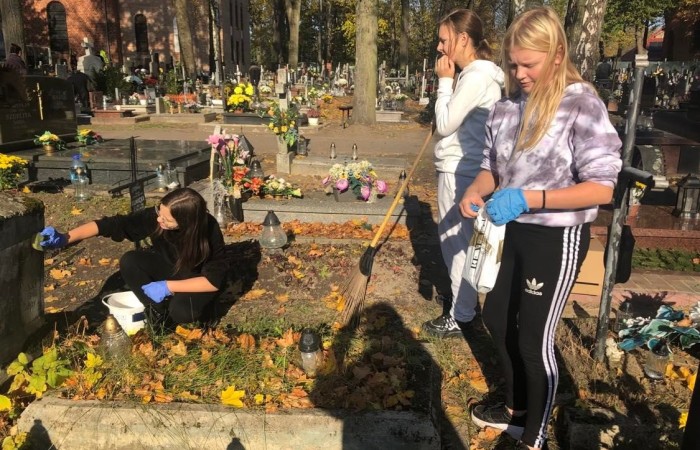 Wraz z końcem listopada w naszej szkole odbyła się zbiórka zniczy, które zapłonęły na zapomnianych grobach. Uczniowie klasy 7c podczas wizyty na cmentarzu uporządkowali opuszczone i zaniedbane groby, zapalili na nich znicze. Podczas porządkowania cmentarza była okazja do pomocy starszym ludziom sprzątającym na grobach swoich bliskich. Wyjście na cmentarz było też okazją do wspominania naszych bliskich którzy już odeszli. Akcję Światełko Pamięci zorganizował Szkolny Klub Wolontariatu i Samorząd Uczniowski. Akcję sprzątania grobów przygotowała i przeprowadziła klasa 7c.