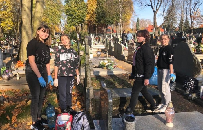 Wraz z końcem listopada w naszej szkole odbyła się zbiórka zniczy, które zapłonęły na zapomnianych grobach. Uczniowie klasy 7c podczas wizyty na cmentarzu uporządkowali opuszczone i zaniedbane groby, zapalili na nich znicze. Podczas porządkowania cmentarza była okazja do pomocy starszym ludziom sprzątającym na grobach swoich bliskich. Wyjście na cmentarz było też okazją do wspominania naszych bliskich którzy już odeszli. Akcję Światełko Pamięci zorganizował Szkolny Klub Wolontariatu i Samorząd Uczniowski. Akcję sprzątania grobów przygotowała i przeprowadziła klasa 7c.
