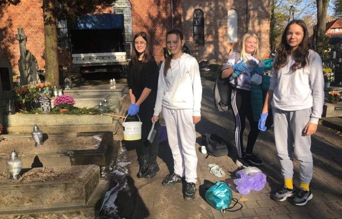 Wraz z końcem listopada w naszej szkole odbyła się zbiórka zniczy, które zapłonęły na zapomnianych grobach. Uczniowie klasy 7c podczas wizyty na cmentarzu uporządkowali opuszczone i zaniedbane groby, zapalili na nich znicze. Podczas porządkowania cmentarza była okazja do pomocy starszym ludziom sprzątającym na grobach swoich bliskich. Wyjście na cmentarz było też okazją do wspominania naszych bliskich którzy już odeszli. Akcję Światełko Pamięci zorganizował Szkolny Klub Wolontariatu i Samorząd Uczniowski. Akcję sprzątania grobów przygotowała i przeprowadziła klasa 7c.