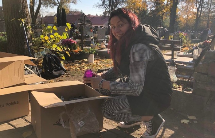 Wraz z końcem listopada w naszej szkole odbyła się zbiórka zniczy, które zapłonęły na zapomnianych grobach. Uczniowie klasy 7c podczas wizyty na cmentarzu uporządkowali opuszczone i zaniedbane groby, zapalili na nich znicze. Podczas porządkowania cmentarza była okazja do pomocy starszym ludziom sprzątającym na grobach swoich bliskich. Wyjście na cmentarz było też okazją do wspominania naszych bliskich którzy już odeszli. Akcję Światełko Pamięci zorganizował Szkolny Klub Wolontariatu i Samorząd Uczniowski. Akcję sprzątania grobów przygotowała i przeprowadziła klasa 7c.