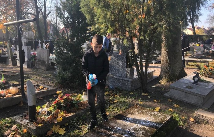 Wraz z końcem listopada w naszej szkole odbyła się zbiórka zniczy, które zapłonęły na zapomnianych grobach. Uczniowie klasy 7c podczas wizyty na cmentarzu uporządkowali opuszczone i zaniedbane groby, zapalili na nich znicze. Podczas porządkowania cmentarza była okazja do pomocy starszym ludziom sprzątającym na grobach swoich bliskich. Wyjście na cmentarz było też okazją do wspominania naszych bliskich którzy już odeszli. Akcję Światełko Pamięci zorganizował Szkolny Klub Wolontariatu i Samorząd Uczniowski. Akcję sprzątania grobów przygotowała i przeprowadziła klasa 7c.