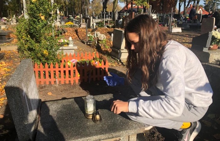 Wraz z końcem listopada w naszej szkole odbyła się zbiórka zniczy, które zapłonęły na zapomnianych grobach. Uczniowie klasy 7c podczas wizyty na cmentarzu uporządkowali opuszczone i zaniedbane groby, zapalili na nich znicze. Podczas porządkowania cmentarza była okazja do pomocy starszym ludziom sprzątającym na grobach swoich bliskich. Wyjście na cmentarz było też okazją do wspominania naszych bliskich którzy już odeszli. Akcję Światełko Pamięci zorganizował Szkolny Klub Wolontariatu i Samorząd Uczniowski. Akcję sprzątania grobów przygotowała i przeprowadziła klasa 7c.