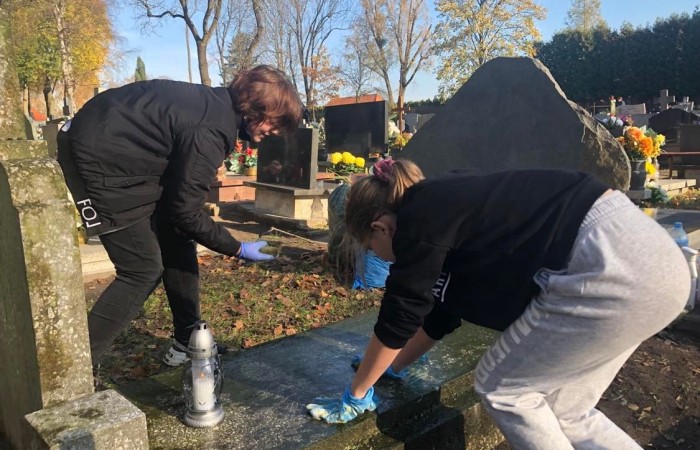 Wraz z końcem listopada w naszej szkole odbyła się zbiórka zniczy, które zapłonęły na zapomnianych grobach. Uczniowie klasy 7c podczas wizyty na cmentarzu uporządkowali opuszczone i zaniedbane groby, zapalili na nich znicze. Podczas porządkowania cmentarza była okazja do pomocy starszym ludziom sprzątającym na grobach swoich bliskich. Wyjście na cmentarz było też okazją do wspominania naszych bliskich którzy już odeszli. Akcję Światełko Pamięci zorganizował Szkolny Klub Wolontariatu i Samorząd Uczniowski. Akcję sprzątania grobów przygotowała i przeprowadziła klasa 7c.