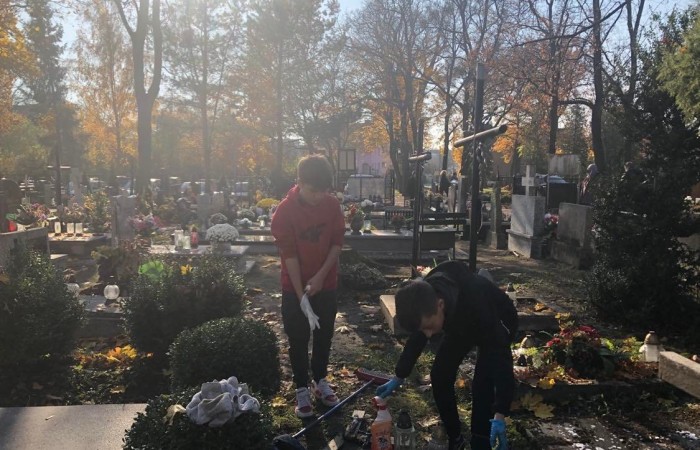 Wraz z końcem listopada w naszej szkole odbyła się zbiórka zniczy, które zapłonęły na zapomnianych grobach. Uczniowie klasy 7c podczas wizyty na cmentarzu uporządkowali opuszczone i zaniedbane groby, zapalili na nich znicze. Podczas porządkowania cmentarza była okazja do pomocy starszym ludziom sprzątającym na grobach swoich bliskich. Wyjście na cmentarz było też okazją do wspominania naszych bliskich którzy już odeszli. Akcję Światełko Pamięci zorganizował Szkolny Klub Wolontariatu i Samorząd Uczniowski. Akcję sprzątania grobów przygotowała i przeprowadziła klasa 7c.