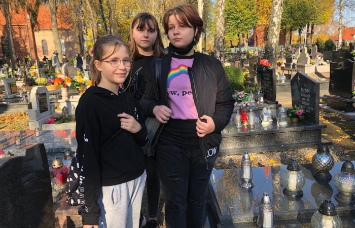 Wraz z końcem listopada w naszej szkole odbyła się zbiórka zniczy, które zapłonęły na zapomnianych grobach. Uczniowie klasy 7c podczas wizyty na cmentarzu uporządkowali opuszczone i zaniedbane groby, zapalili na nich znicze. Podczas porządkowania cmentarza była okazja do pomocy starszym ludziom sprzątającym na grobach swoich bliskich. Wyjście na cmentarz było też okazją do wspominania naszych bliskich którzy już odeszli. Akcję Światełko Pamięci zorganizował Szkolny Klub Wolontariatu i Samorząd Uczniowski. Akcję sprzątania grobów przygotowała i przeprowadziła klasa 7c.