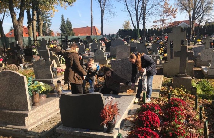 Wraz z końcem listopada w naszej szkole odbyła się zbiórka zniczy, które zapłonęły na zapomnianych grobach. Uczniowie klasy 7c podczas wizyty na cmentarzu uporządkowali opuszczone i zaniedbane groby, zapalili na nich znicze. Podczas porządkowania cmentarza była okazja do pomocy starszym ludziom sprzątającym na grobach swoich bliskich. Wyjście na cmentarz było też okazją do wspominania naszych bliskich którzy już odeszli. Akcję Światełko Pamięci zorganizował Szkolny Klub Wolontariatu i Samorząd Uczniowski. Akcję sprzątania grobów przygotowała i przeprowadziła klasa 7c.