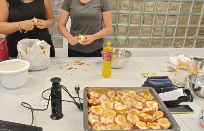 W piątek 27.09. w naszej szkole obchodziliśmy Dzień Jabłka. Dzieci z klas młodszych miały okazję wziąć udział w zajęciach, których motywem przewodnim były właśnie te pyszne owoce. Począwszy od zabaw plastycznych, przez łamigłówki, po eksperymenty badawcze. Nie mogło również zabraknąć pysznych jabłkowych przekąsek przygotowanych przez rodziców naszych uczniów, które zniknęły w mgnieniu oka.
Dziękujemy wszystkim rodzicom za pomoc i zaangażowanie, a uczniom za wspólną zabawę. 
