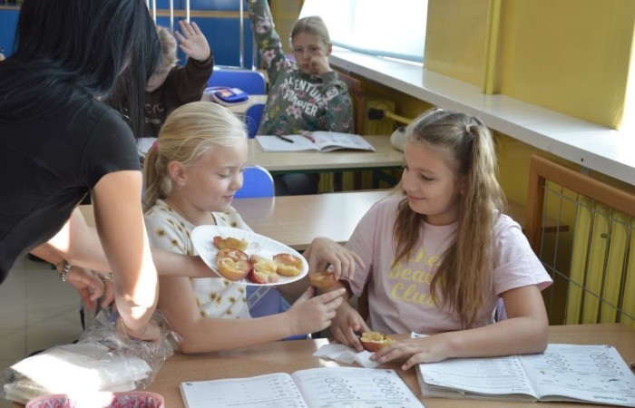 W piątek 27.09. w naszej szkole obchodziliśmy Dzień Jabłka. Dzieci z klas młodszych miały okazję wziąć udział w zajęciach, których motywem przewodnim były właśnie te pyszne owoce. Począwszy od zabaw plastycznych, przez łamigłówki, po eksperymenty badawcze. Nie mogło również zabraknąć pysznych jabłkowych przekąsek przygotowanych przez rodziców naszych uczniów, które zniknęły w mgnieniu oka.
Dziękujemy wszystkim rodzicom za pomoc i zaangażowanie, a uczniom za wspólną zabawę.
