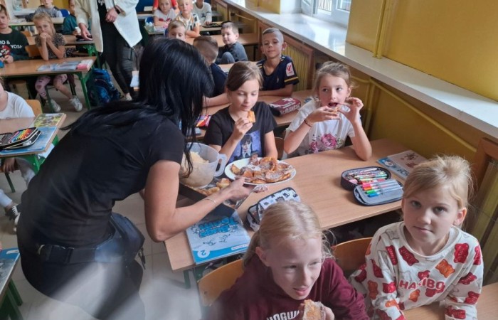 W piątek 27.09. w naszej szkole obchodziliśmy Dzień Jabłka. Dzieci z klas młodszych miały okazję wziąć udział w zajęciach, których motywem przewodnim były właśnie te pyszne owoce. Począwszy od zabaw plastycznych, przez łamigłówki, po eksperymenty badawcze. Nie mogło również zabraknąć pysznych jabłkowych przekąsek przygotowanych przez rodziców naszych uczniów, które zniknęły w mgnieniu oka.
Dziękujemy wszystkim rodzicom za pomoc i zaangażowanie, a uczniom za wspólną zabawę.