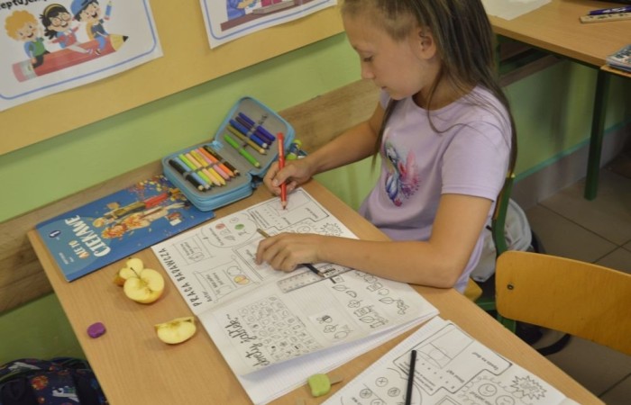 W piątek 27.09. w naszej szkole obchodziliśmy Dzień Jabłka. Dzieci z klas młodszych miały okazję wziąć udział w zajęciach, których motywem przewodnim były właśnie te pyszne owoce. Począwszy od zabaw plastycznych, przez łamigłówki, po eksperymenty badawcze. Nie mogło również zabraknąć pysznych jabłkowych przekąsek przygotowanych przez rodziców naszych uczniów, które zniknęły w mgnieniu oka.
Dziękujemy wszystkim rodzicom za pomoc i zaangażowanie, a uczniom za wspólną zabawę.