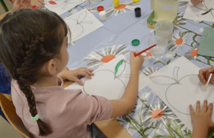 W piątek 27.09. w naszej szkole obchodziliśmy Dzień Jabłka. Dzieci z klas młodszych miały okazję wziąć udział w zajęciach, których motywem przewodnim były właśnie te pyszne owoce. Począwszy od zabaw plastycznych, przez łamigłówki, po eksperymenty badawcze. Nie mogło również zabraknąć pysznych jabłkowych przekąsek przygotowanych przez rodziców naszych uczniów, które zniknęły w mgnieniu oka.
Dziękujemy wszystkim rodzicom za pomoc i zaangażowanie, a uczniom za wspólną zabawę.