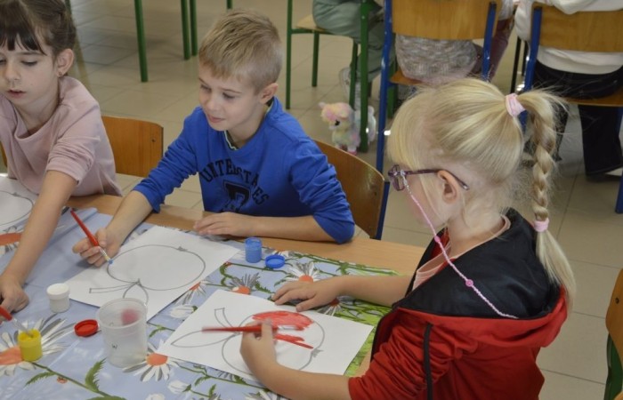 W piątek 27.09. w naszej szkole obchodziliśmy Dzień Jabłka. Dzieci z klas młodszych miały okazję wziąć udział w zajęciach, których motywem przewodnim były właśnie te pyszne owoce. Począwszy od zabaw plastycznych, przez łamigłówki, po eksperymenty badawcze. Nie mogło również zabraknąć pysznych jabłkowych przekąsek przygotowanych przez rodziców naszych uczniów, które zniknęły w mgnieniu oka.
Dziękujemy wszystkim rodzicom za pomoc i zaangażowanie, a uczniom za wspólną zabawę.