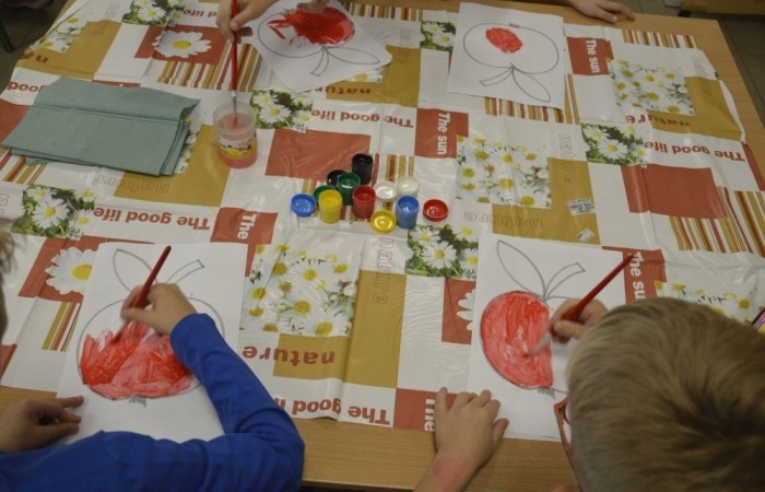 W piątek 27.09. w naszej szkole obchodziliśmy Dzień Jabłka. Dzieci z klas młodszych miały okazję wziąć udział w zajęciach, których motywem przewodnim były właśnie te pyszne owoce. Począwszy od zabaw plastycznych, przez łamigłówki, po eksperymenty badawcze. Nie mogło również zabraknąć pysznych jabłkowych przekąsek przygotowanych przez rodziców naszych uczniów, które zniknęły w mgnieniu oka.
Dziękujemy wszystkim rodzicom za pomoc i zaangażowanie, a uczniom za wspólną zabawę.