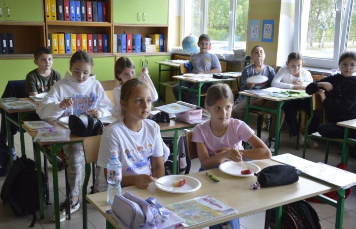 W piątek 27.09. w naszej szkole obchodziliśmy Dzień Jabłka. Dzieci z klas młodszych miały okazję wziąć udział w zajęciach, których motywem przewodnim były właśnie te pyszne owoce. Począwszy od zabaw plastycznych, przez łamigłówki, po eksperymenty badawcze. Nie mogło również zabraknąć pysznych jabłkowych przekąsek przygotowanych przez rodziców naszych uczniów, które zniknęły w mgnieniu oka.
Dziękujemy wszystkim rodzicom za pomoc i zaangażowanie, a uczniom za wspólną zabawę.