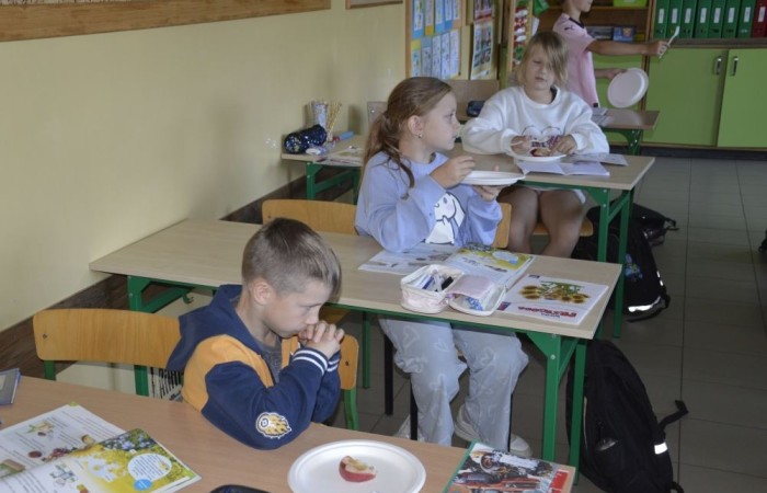 W piątek 27.09. w naszej szkole obchodziliśmy Dzień Jabłka. Dzieci z klas młodszych miały okazję wziąć udział w zajęciach, których motywem przewodnim były właśnie te pyszne owoce. Począwszy od zabaw plastycznych, przez łamigłówki, po eksperymenty badawcze. Nie mogło również zabraknąć pysznych jabłkowych przekąsek przygotowanych przez rodziców naszych uczniów, które zniknęły w mgnieniu oka.
Dziękujemy wszystkim rodzicom za pomoc i zaangażowanie, a uczniom za wspólną zabawę.