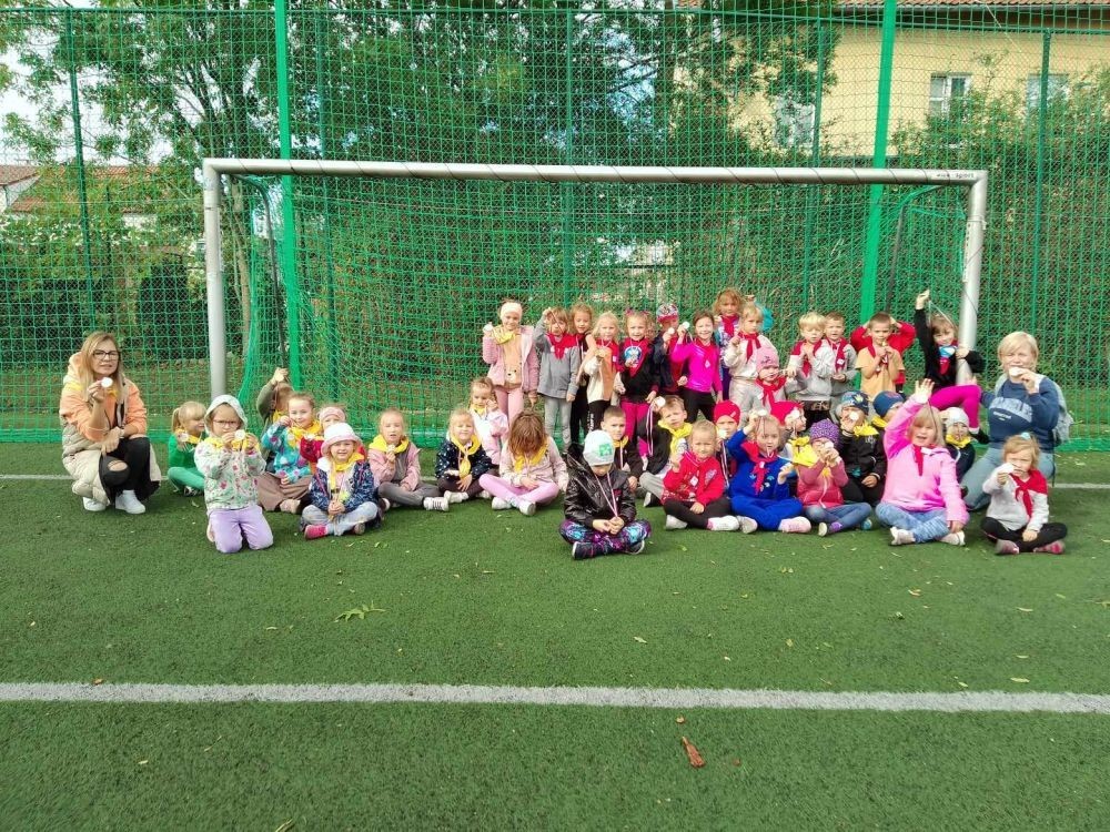 Starszaki z naszego Przedszkola miały możliwość uczestniczenia w Igrzyskach Przedszkolaków które odbyły się  dnia 27.09 na boisku sportowym przy Szkole Podstawowej nr 1. 
Zadania jakie miały wykonać dzieci to:
-bieg z pokonaniem tunelu
-bieg przez płotki
-przenoszenie piłki
-bieg slalomem
-strzały piłką na bramkę
Każda z grup konkurowała ze sobą z podziałem na Przedszkola. 
Ten dzień spędziliśmy pod wpływem pozytywnych emocji, mogliśmy wykazać się sportowo oraz zdobyć przy tym nagrody w postaci medali.