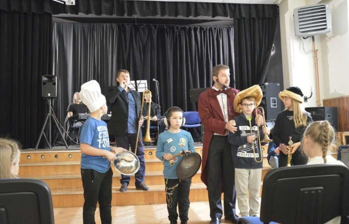 W czwartek 26.09 w naszej szkole odbył się wyjątkowy koncert, za sprawą którego przenieśliśmy się w świat instrumentów dętych. Była to nie tylko muzyczna uczta, ale i porządna dawka wiedzy.  Odkryliśmy nawet, że wśród naszych uczniów znajdują się niezwykle utalentowani muzycy i aktorzy. Z niecierpliwością czekamy na kolejne takie spotkanie. 
