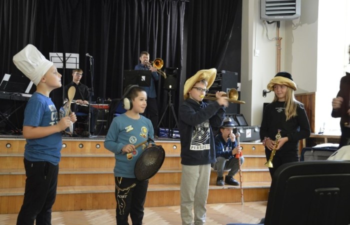 W czwartek 26.09 w naszej szkole odbył się wyjątkowy koncert, za sprawą którego przenieśliśmy się w świat instrumentów dętych. Była to nie tylko muzyczna uczta, ale i porządna dawka wiedzy.  Odkryliśmy nawet, że wśród naszych uczniów znajdują się niezwykle utalentowani muzycy i aktorzy. Z niecierpliwością czekamy na kolejne takie spotkanie. 