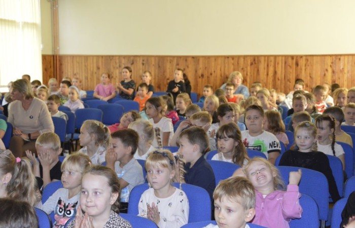 W czwartek 26.09 w naszej szkole odbył się wyjątkowy koncert, za sprawą którego przenieśliśmy się w świat instrumentów dętych. Była to nie tylko muzyczna uczta, ale i porządna dawka wiedzy.  Odkryliśmy nawet, że wśród naszych uczniów znajdują się niezwykle utalentowani muzycy i aktorzy. Z niecierpliwością czekamy na kolejne takie spotkanie. 