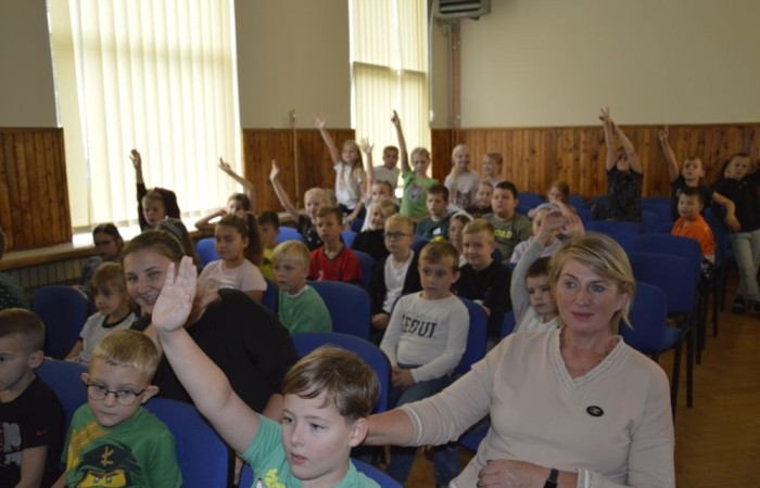 W czwartek 26.09 w naszej szkole odbył się wyjątkowy koncert, za sprawą którego przenieśliśmy się w świat instrumentów dętych. Była to nie tylko muzyczna uczta, ale i porządna dawka wiedzy.  Odkryliśmy nawet, że wśród naszych uczniów znajdują się niezwykle utalentowani muzycy i aktorzy. Z niecierpliwością czekamy na kolejne takie spotkanie. 