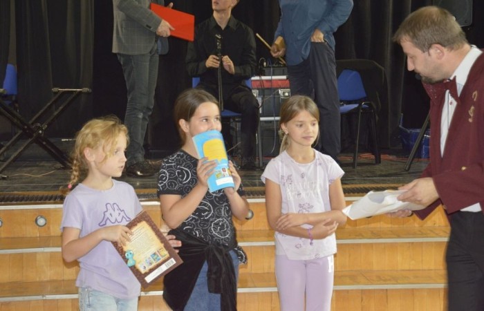 W czwartek 26.09 w naszej szkole odbył się wyjątkowy koncert, za sprawą którego przenieśliśmy się w świat instrumentów dętych. Była to nie tylko muzyczna uczta, ale i porządna dawka wiedzy.  Odkryliśmy nawet, że wśród naszych uczniów znajdują się niezwykle utalentowani muzycy i aktorzy. Z niecierpliwością czekamy na kolejne takie spotkanie. 