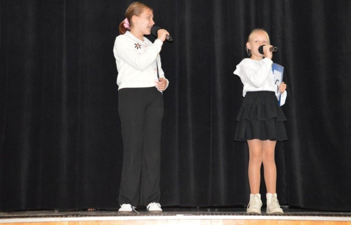 11 października w naszej szkole odbyła się akademia z okazji Dnia Edukacji Narodowej przygotowana przez uczniów klasy 6 b. Na początku spotkania głos zabrali: pan Damian Bereżański - Zastępca Burmistrza Pasłęka, Pani Agnieszka Cieklińska - Dyrektor szkoły oraz Pani Anna Szymanek - Przewodnicząca Rady Rodziców, którzy podziękowali nauczycielom i pracownikom za trud wkładany w edukację i życzyli dalszych sukcesów dydaktyczno-wychowawczych. Następnie Pan Damian Bereżański wręczył Pani Magdalenie Leśniowskiej - nauczycielce wychowania przedszkolnego - nagrodę burmistrza za przepracowane lata i ogrom pracy wkładany w opiekę i wychowanie przedszkolaków. Z kolei Pani Dyrektor wręczyła wszystkim pracownikom nagrody i podziękowania. Po części oficjalnej mieliśmy okazję obejrzeć przedstawienie w postaci humorystycznych scenek z życia szkolnego.
Ten dzień był pełen wrażeń i pozytywnych emocji.