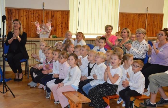 11 października w naszej szkole odbyła się akademia z okazji Dnia Edukacji Narodowej przygotowana przez uczniów klasy 6 b. Na początku spotkania głos zabrali: pan Damian Bereżański - Zastępca Burmistrza Pasłęka, Pani Agnieszka Cieklińska - Dyrektor szkoły oraz Pani Anna Szymanek - Przewodnicząca Rady Rodziców, którzy podziękowali nauczycielom i pracownikom za trud wkładany w edukację i życzyli dalszych sukcesów dydaktyczno-wychowawczych. Następnie Pan Damian Bereżański wręczył Pani Magdalenie Leśniowskiej - nauczycielce wychowania przedszkolnego - nagrodę burmistrza za przepracowane lata i ogrom pracy wkładany w opiekę i wychowanie przedszkolaków. Z kolei Pani Dyrektor wręczyła wszystkim pracownikom nagrody i podziękowania. Po części oficjalnej mieliśmy okazję obejrzeć przedstawienie w postaci humorystycznych scenek z życia szkolnego.
Ten dzień był pełen wrażeń i pozytywnych emocji.